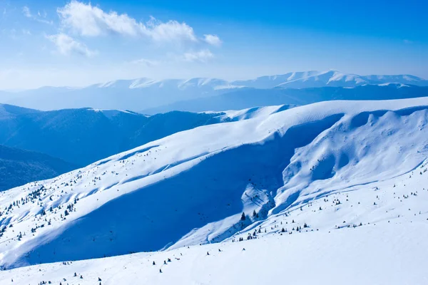 Karpaterna i vinter. Vinterlandskap i bergen. — Stockfoto