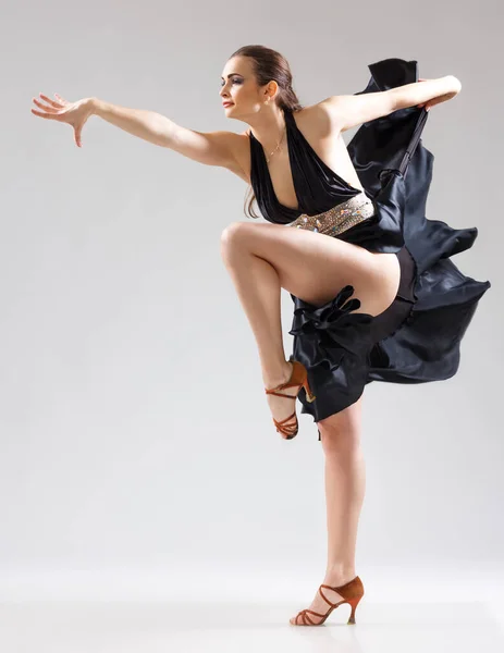 플라멩코 춤을 추고 있는 매력적 인 젊은 여자의 스튜디오 사진 — 스톡 사진