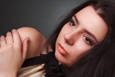 Seksi şehvetli dudaklar. Güzel, genç bir modelin göz kamaştırıcı portresi. Güzel makyajlı, mükemmel ciltli, romantik dalgalı saçlı. Güzel, seksi, büyük gözleri olan. Sevgililer Günü 'nde güneşli bir randevu için makyaj yap..