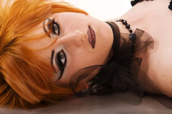 Ritratto di una strega dai capelli rossi gotici. Capelli rossi bizzarri ragazza gotica. Studio girato. — Foto Stock