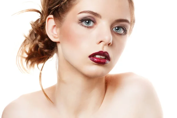Een jong en mooi meisje met donkere make-up smeert donkere lippenstift op haar lippen. — Stockfoto