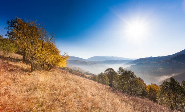 Gyönyörű táj dombokkal és hegyekkel — Stock Fotó