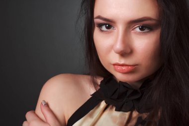 Seksi şehvetli dudaklar. Güzel, genç bir modelin göz kamaştırıcı portresi. Güzel makyajlı, mükemmel ciltli, romantik dalgalı saçlı. Güzel, seksi, büyük gözleri olan. Sevgililer Günü 'nde güneşli bir randevu için makyaj yap..