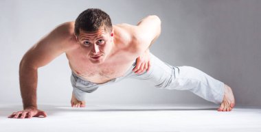 güzel ve güçlü genç adam