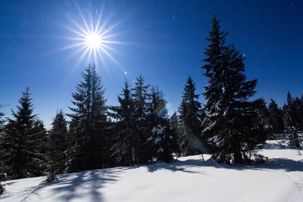 Mgła poruszająca się nad górą zimą z niebem w kształcie gwiazdy — Zdjęcie stockowe