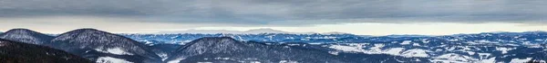 Pico de montaña con nieve soplada por el viento. Paisaje invernal. Día frío, con nieve. Imagen de archivo