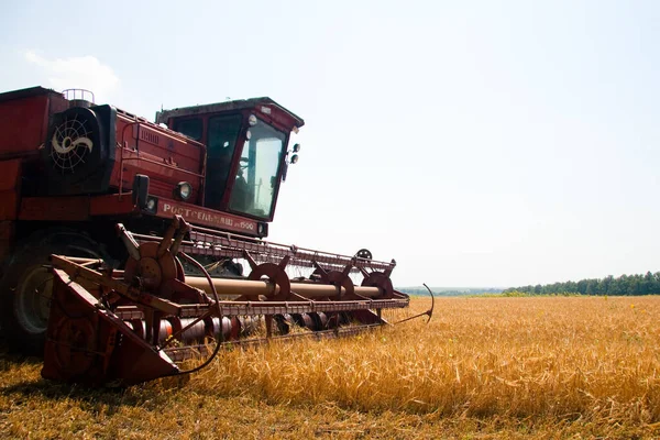 Trator moderno no campo com complexo para o arado. O conceito de trabalho em um campo e indústria agrícola . — Fotografia de Stock