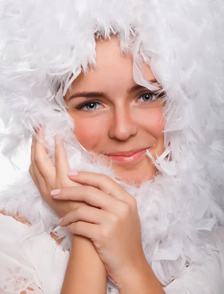 Модное женское лицо, окруженное белыми перьями — стоковое фото