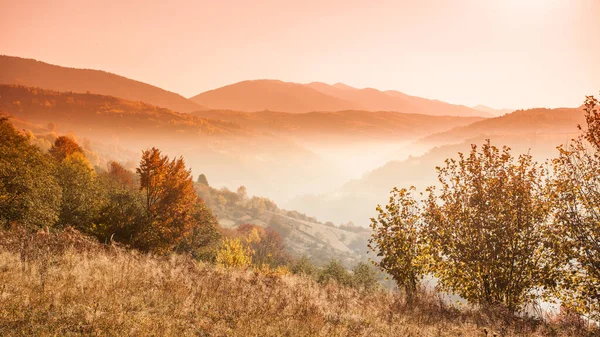 Gyönyörű táj dombokkal és hegyekkel — Stock Fotó