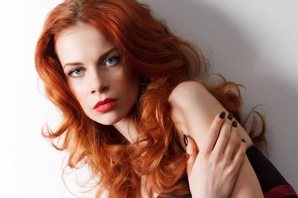 Uzun kıvırcık kızıl saçlı. Moda Kadını Portresi. Lüks Saçlı, Makyajlı ve Aksesuarlı Güzel Manken Kız. Saç stili. Dalgalı Saç Uzatma Konsepti. Tatil makyajı. Dumanlı gözler ve kırmızı ruj.