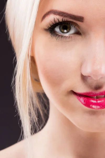 Retrato de mujer hermosa sobre fondo blanco — Foto de Stock