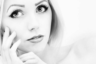 Beyaz arka planda güzel bir kadının portresi