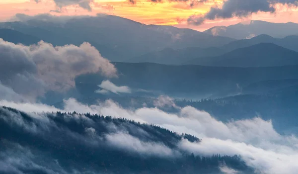 Herbstliche Landschaft mit Nebel in den Bergen. Tannenwald auf den Hügeln. Karpaten, Ukraine, Europa — Stockfoto