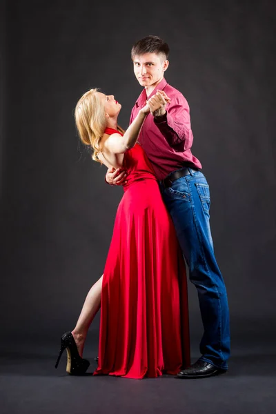 Egy piros ruhás nő és férfi jelmez pózol — Stock Fotó