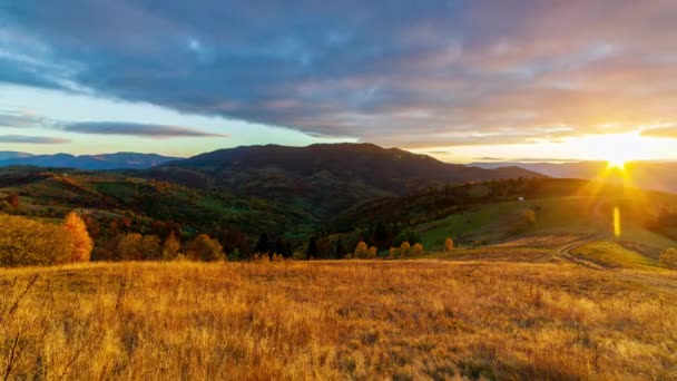 Vista panorámica de las montañas contra el cielo al atardecer. Majestuoso atardecer sobre las montañas — Vídeo de stock