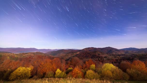 रात्रीच्या आकाशात फिरणार्या स्टार ट्रॅल्सचे वेळापत्रक. उन्हाळ्यात डोंगराच्या श्रेणीवर फिरणारी दुधाळ वे दीर्घिका — स्टॉक व्हिडिओ