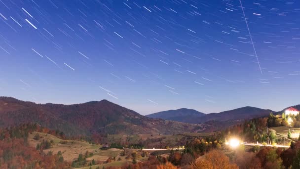 Timelapse av rörliga Star Trails i natthimlen. Vintergatans galax roterar över bergskedjan i sommartid — Stockvideo