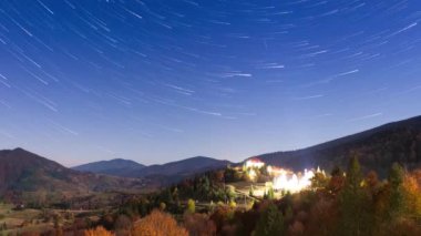 Gece gökyüzünde hareket eden yıldız izlerinin zaman atlamalı. Yaz aylarında dağ sırası üzerinde dönen Samanyolu galaksisi