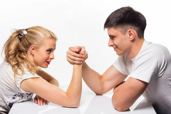 Молода жінка і чоловік воюють разом в Скандберзі — стокове фото