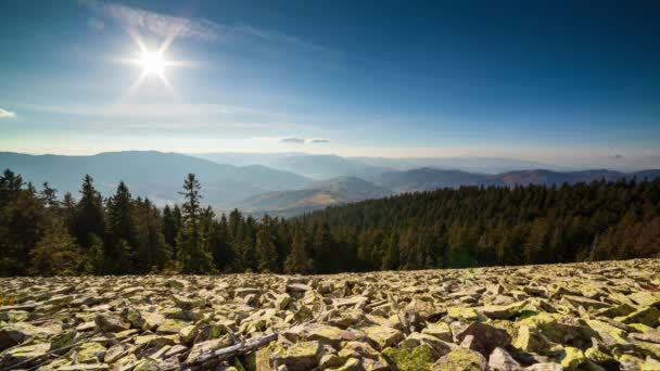 Timelapse di un'alba desertica parzialmente nuvolosa vista da un passo di montagna. Gli hanno sparato in HDR. Include il movimento di panning dell'iperlasso oltre le rocce in primo piano. — Video Stock