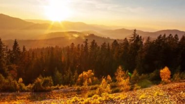 Parçalı bulutlu bir çöl gündoğumunun zamanı bir dağ geçidinden izleniyor. HDR 'de vurulmuş. Ön plandaki kayaları aşan hipersüratli döngü hareketini içerir.