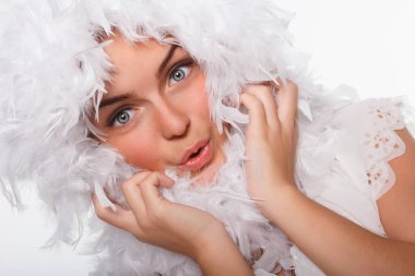 Beyaz tüylerle çevrili şık kadınlar.