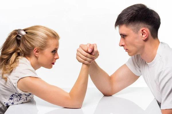 Молода жінка і чоловік воюють разом в Скандберзі — стокове фото
