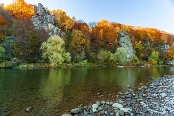 Uitzicht op de waterval in de herfst. Waterval in herfstkleuren. Bergrivier in het herfstlandschap. Oekraïne, Stryj-rivier. — Stockfoto