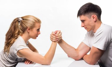 genç kadın ve erkek birlikte mücadele içinde skandenberg