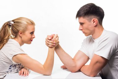 genç kadın ve erkek birlikte mücadele içinde skandenberg