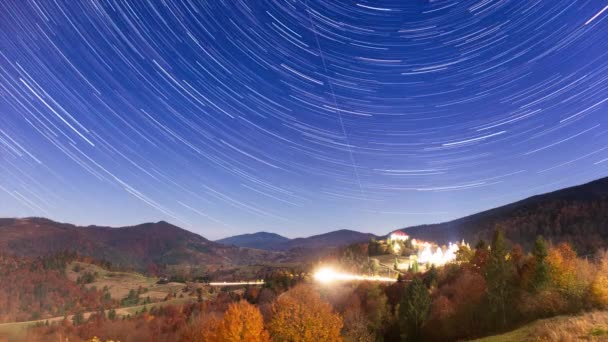 Timelapse av rörliga Star Trails i natthimlen. Vintergatans galax roterar över bergskedjan i sommartid — Stockvideo