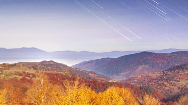 Timelapse av rörliga Star Trails i natthimlen. Vintergatans galax roterar över bergskedjan i sommartid — Stockvideo