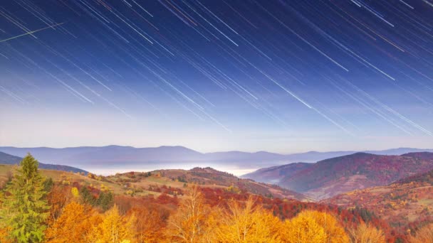 Timelapse of moving star trails in night sky (en inglés). La galaxia de la Vía Láctea girando sobre la cordillera en verano — Vídeo de stock