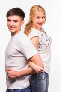 Romantik bir çift, kadın ve erkek, büyük mutlulukla gülümsüyorlar.