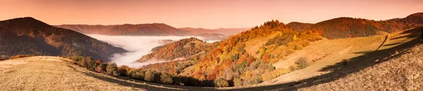 Tepeleri ve dağları olan güzel bir manzara.