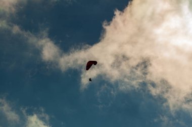 Yazın bulutların üzerinde uçan paraglider. Yüksek kalite fotoğraf