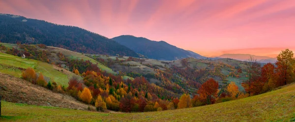 Wspaniały Widok Góry Które Świecą Pod Słońcem Dramatyczna Poranna Scena — Zdjęcie stockowe