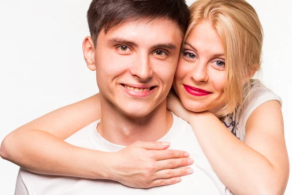 Szczęśliwa Para Mężczyzn Kobiet Obejmująca Izolowany Białym Tle Wysokiej Jakości — Zdjęcie stockowe