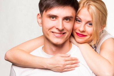 Mutlu bir çift kadın ve erkek kucaklaşması. Beyaz arka planda izole edilmiş. Yüksek kalite fotoğraf