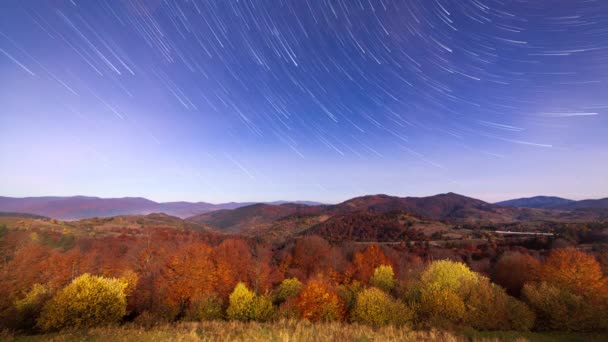 Timelapse Rörliga Stjärnspår Natthimlen Vintergatans Galax Roterar Över Bergskedjan Sommaren — Stockvideo