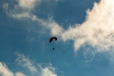 Yazın bulutların üzerinde uçan paraglider. Yüksek kalite fotoğraf