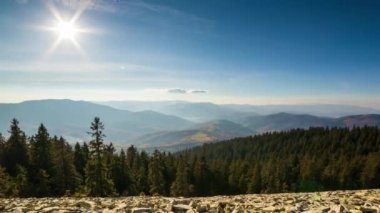Parçalı bulutlu bir çöl gündoğumunun zamanı bir dağ geçidinden izleniyor. HDR 'de vurulmuş. Ön plandaki kayaları aşan hipersüratli döngü hareketini de içeriyor. Yüksek kaliteli zaman dilimi.