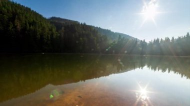 Güzel doğa ve bereketli yeşil ormanlar ve Karpatlar 'ın incisinin etrafındaki bitki örtüsüyle harika bir manzara - Synevyr Gölü. Ukrayna 'daki Karpatlar. Büyük fırtınaların üzerinde mistik bir sis var. Yüksek