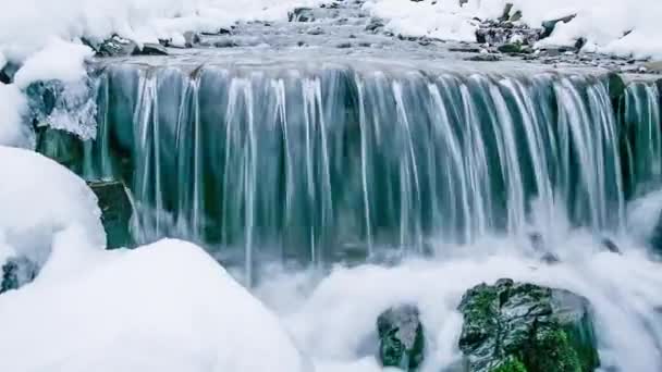 Flodvattnet Rinner Mellan Och Snö Bergen Naturlig Ren Orörd Vattenvideo — Stockvideo