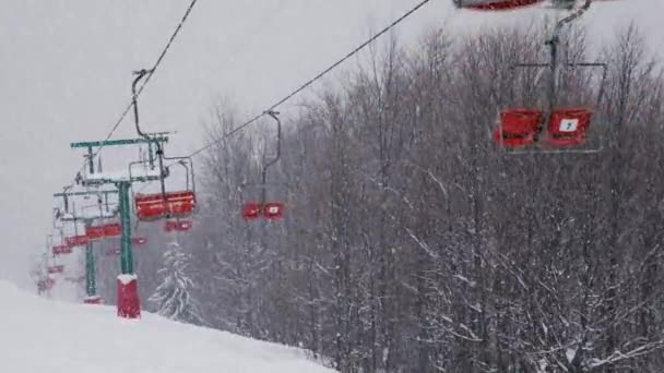 스키가움 직이고 구름낀 겨울날 하늘에서 떨어짐에 아래에서 내려다 보인다 리조트에서는 — 비디오