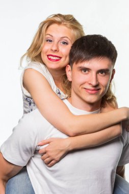 Mutlu bir çift kadın ve erkek kucaklaşması. Beyaz arka planda izole edilmiş. Yüksek kalite fotoğraf