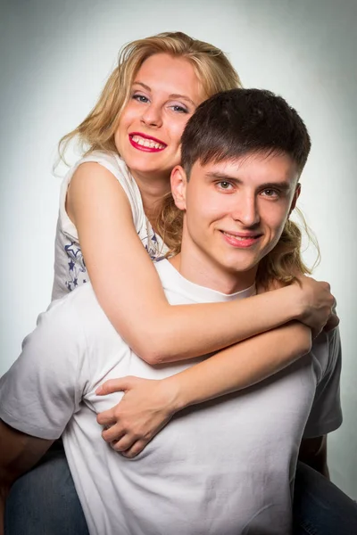 Mutlu Bir Çift Kadın Erkek Kucaklaşması Beyaz Arka Planda Izole — Stok fotoğraf
