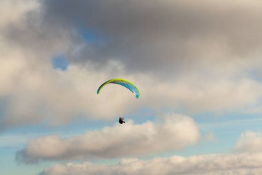 Yazın bulutların üzerinde uçan paraglider. Yüksek kalite fotoğraf