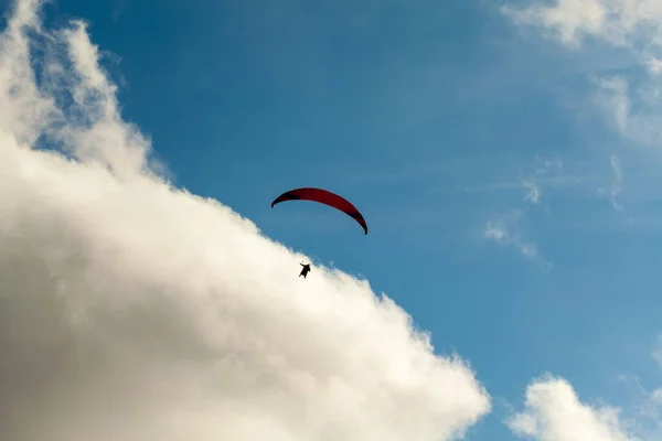 Yazın Bulutların Üzerinde Uçan Paraglider Yüksek Kalite Fotoğraf — Stok fotoğraf