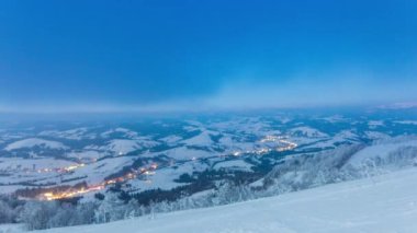 Blue Sky, Fog ve Snow ile Time Lapse Video dağlardaki karlı kayak merkezinin üzerinde. Yüksek Dağlar Tepeleri 'nin Manzaralı Hava Görüntüsü. Ukrayna 'daki Karpat Dağının Arkaplan Çekimi